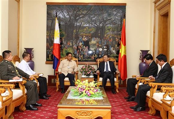 Le conseiller à la sécurité national du président philippin reçu par To Lam - ảnh 1
